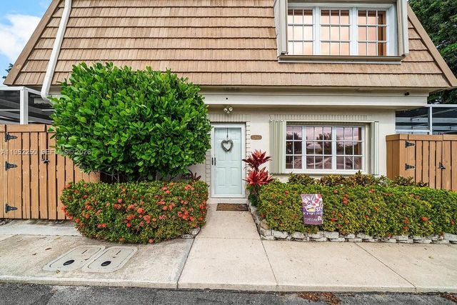 11625 Winchester Dr B, Palm Beach Gardens, FL 33410