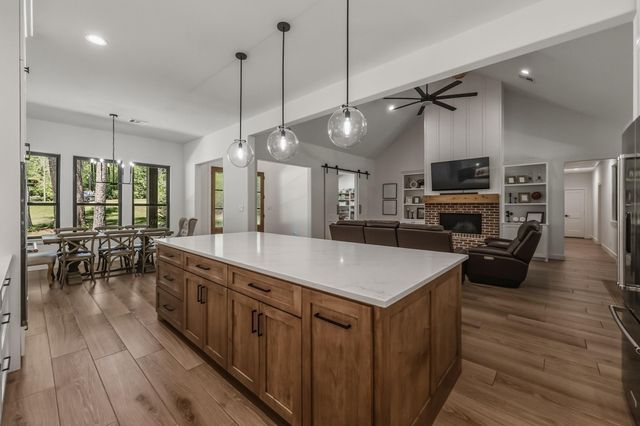 157 Wagon Pass Drive, Huntsville, TX 77340