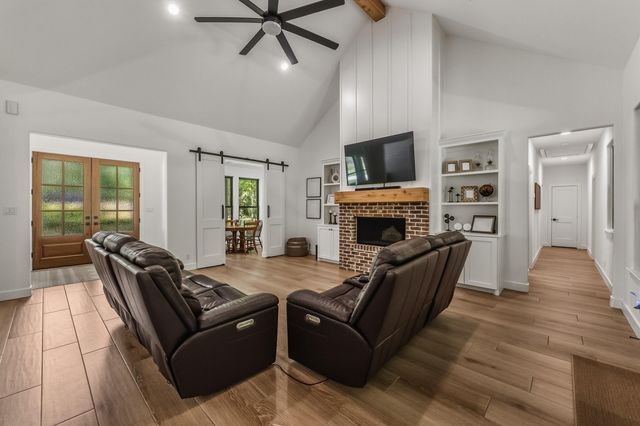 157 Wagon Pass Drive, Huntsville, TX 77340