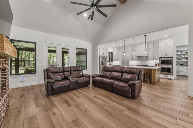 157 Wagon Pass Drive, Huntsville, TX 77340