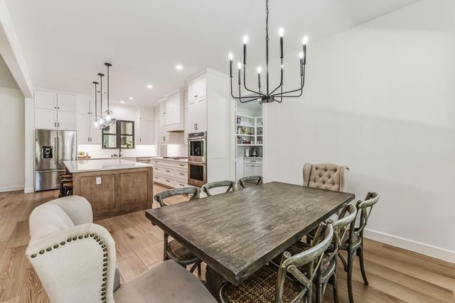 157 Wagon Pass Drive, Huntsville, TX 77340