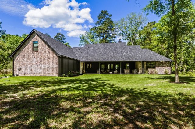 157 Wagon Pass Drive, Huntsville, TX 77340