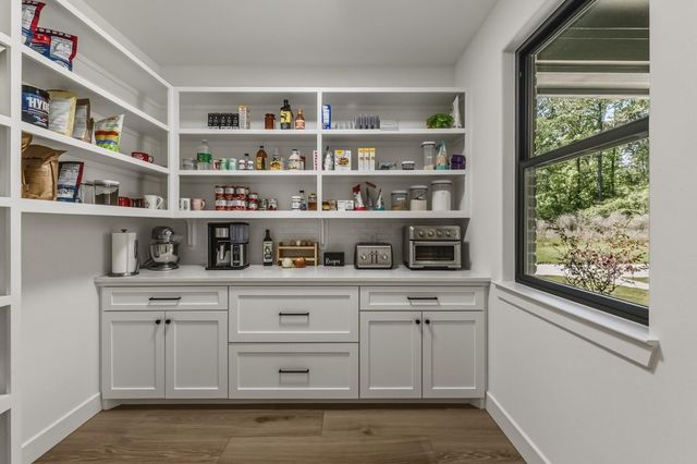 157 Wagon Pass Drive, Huntsville, TX 77340