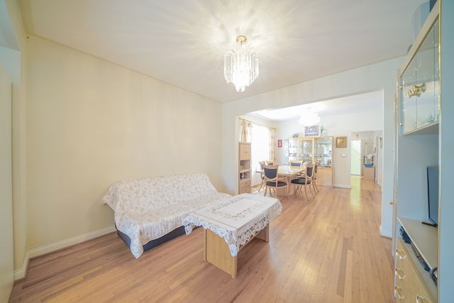 5843 W Warwick Avenue, Chicago, IL 60634