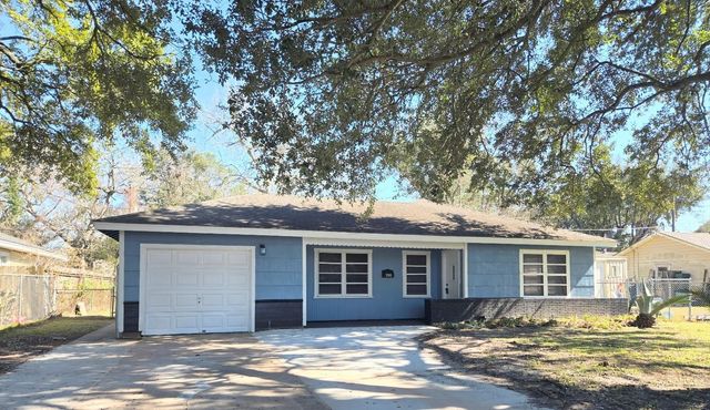 1103 W Camp Circle, La Marque, TX 77568