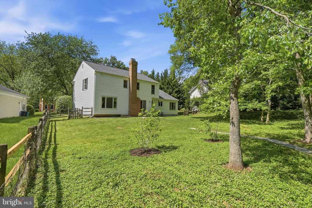 Image 3 of property listing at 2213 AVENTURINE WAY, Silver Spring, MD 20904
