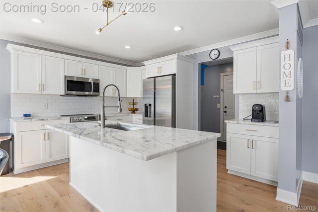 15918 Camperdown Avenue, Clinton Charter Township, MI 48035