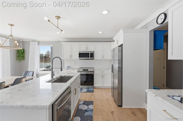 15918 Camperdown Avenue, Clinton Charter Township, MI 48035