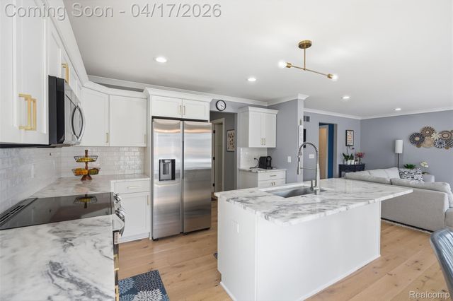 15918 Camperdown Avenue, Clinton Charter Township, MI 48035