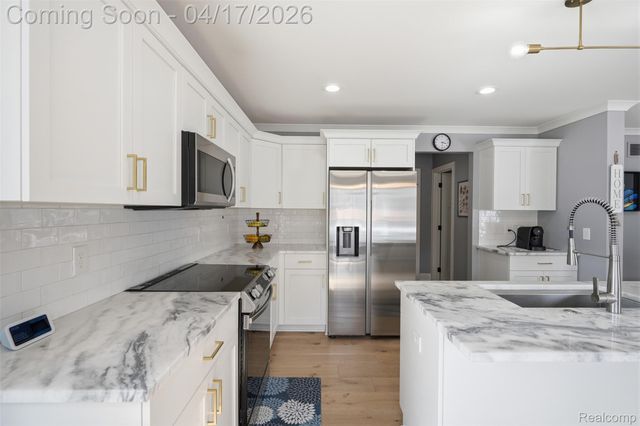 15918 Camperdown Avenue, Clinton Charter Township, MI 48035