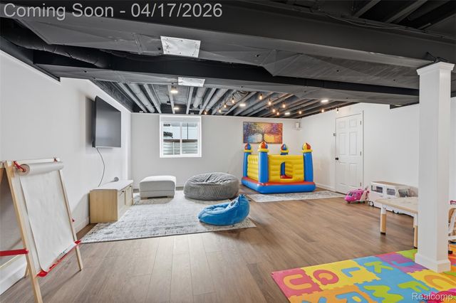 15918 Camperdown Avenue, Clinton Charter Township, MI 48035