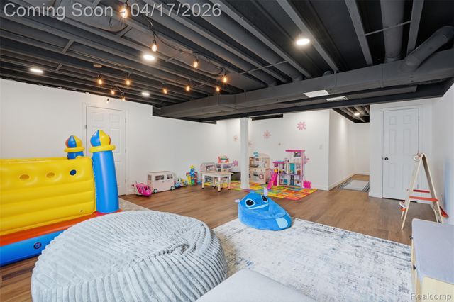 15918 Camperdown Avenue, Clinton Charter Township, MI 48035