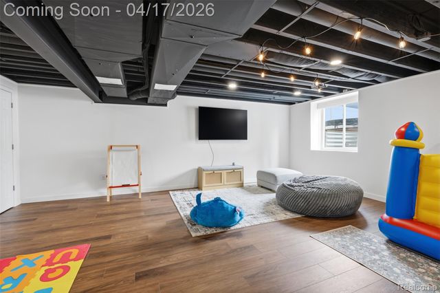 15918 Camperdown Avenue, Clinton Charter Township, MI 48035