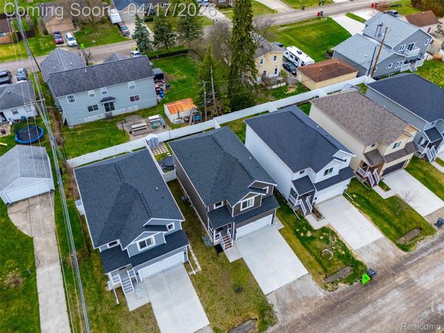 15918 Camperdown Avenue, Clinton Charter Township, MI 48035