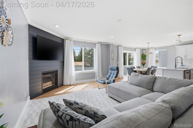 15918 Camperdown Avenue, Clinton Charter Township, MI 48035