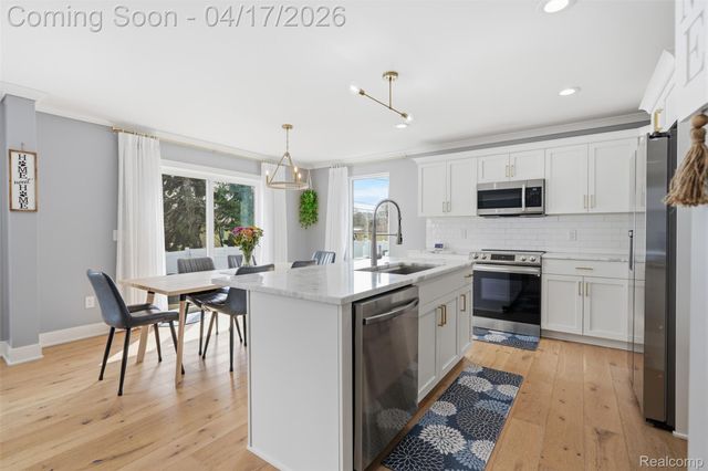 15918 Camperdown Avenue, Clinton Charter Township, MI 48035