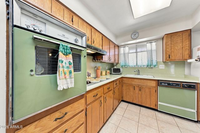 10210 W TWIN OAKS Drive, Sun City, AZ 85351