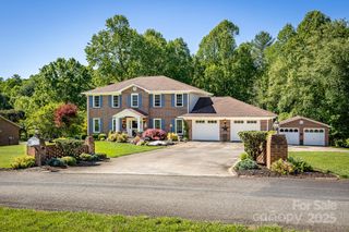 302 Redwood Place, Lenoir, NC 28645