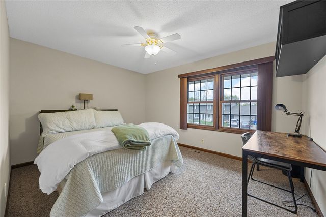 6925 Chelsea Drive NE, Cedar Rapids, IA 52402