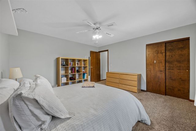 6925 Chelsea Drive NE, Cedar Rapids, IA 52402