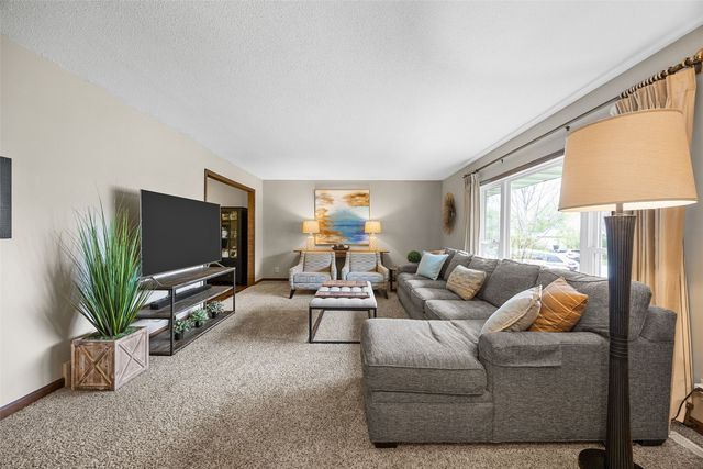 6925 Chelsea Drive NE, Cedar Rapids, IA 52402