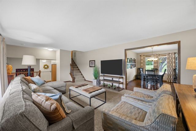 6925 Chelsea Drive NE, Cedar Rapids, IA 52402