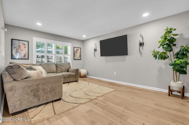 5 Painted Wagon Road 108, Holmdel, NJ 07733