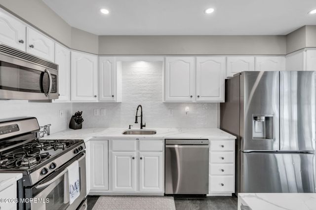 5 Painted Wagon Road 108, Holmdel, NJ 07733