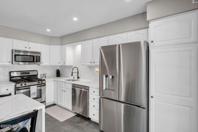 5 Painted Wagon Road 108, Holmdel, NJ 07733
