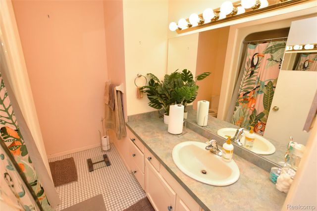 2525 White Oak Place, Flint Charter Township, MI 48532