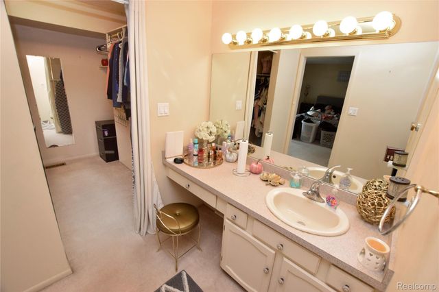 2525 White Oak Place, Flint Charter Township, MI 48532