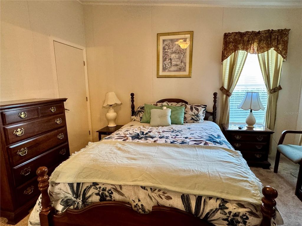 Image 12 of property listing at 1007 50TH AVENUE W, Bradenton, FL 34207