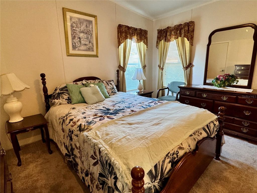 Image 13 of property listing at 1007 50TH AVENUE W, Bradenton, FL 34207