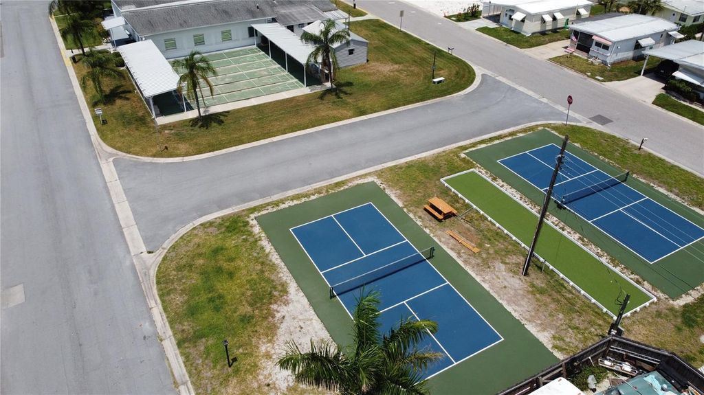 Image 28 of property listing at 1007 50TH AVENUE W, Bradenton, FL 34207