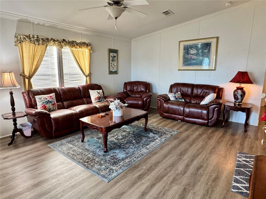 Image 4 of property listing at 1007 50TH AVENUE W, Bradenton, FL 34207