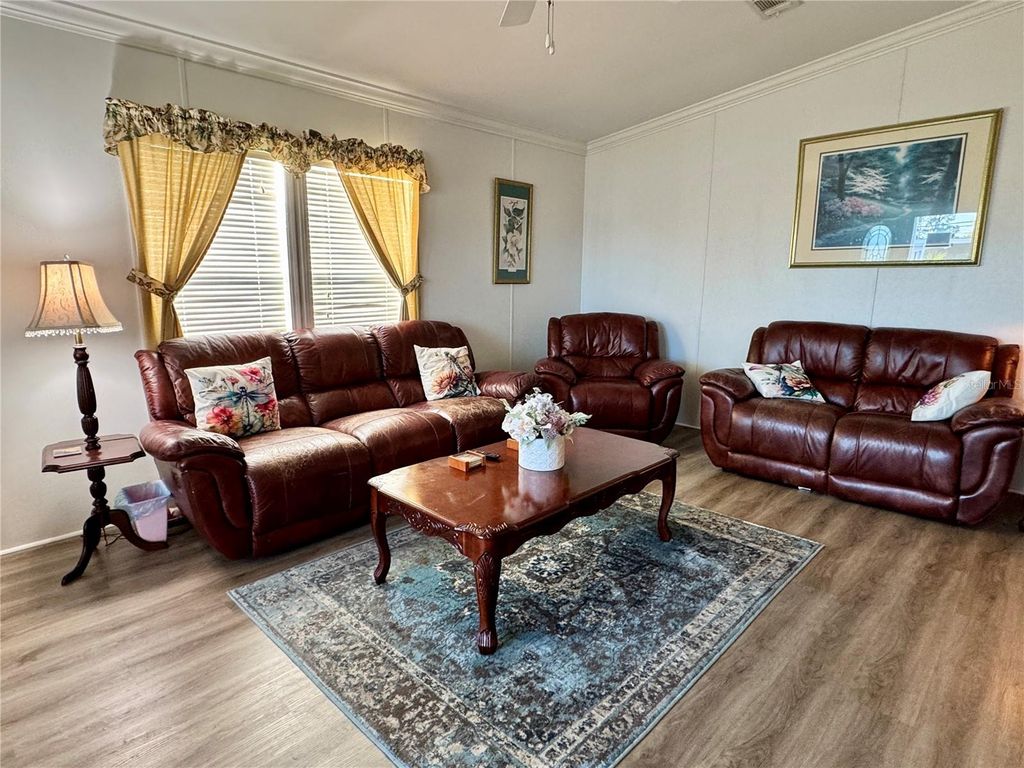 Image 7 of property listing at 1007 50TH AVENUE W, Bradenton, FL 34207