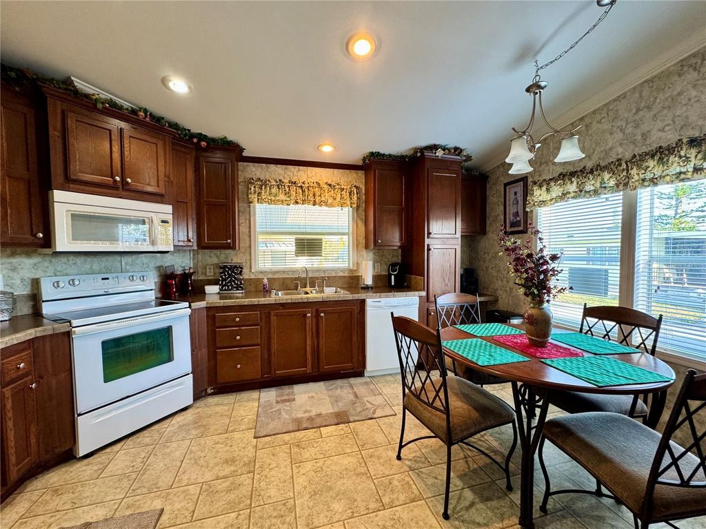 Image 8 of property listing at 1007 50TH AVENUE W, Bradenton, FL 34207