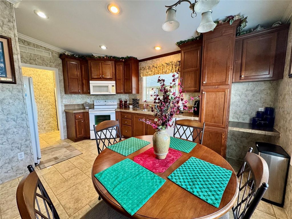 Image 9 of property listing at 1007 50TH AVENUE W, Bradenton, FL 34207