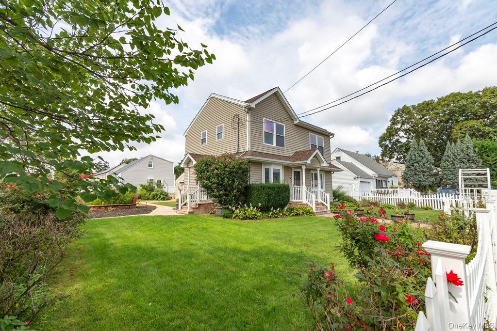 305 S Strong Avenue, Copiague, NY 11726 — photo 2