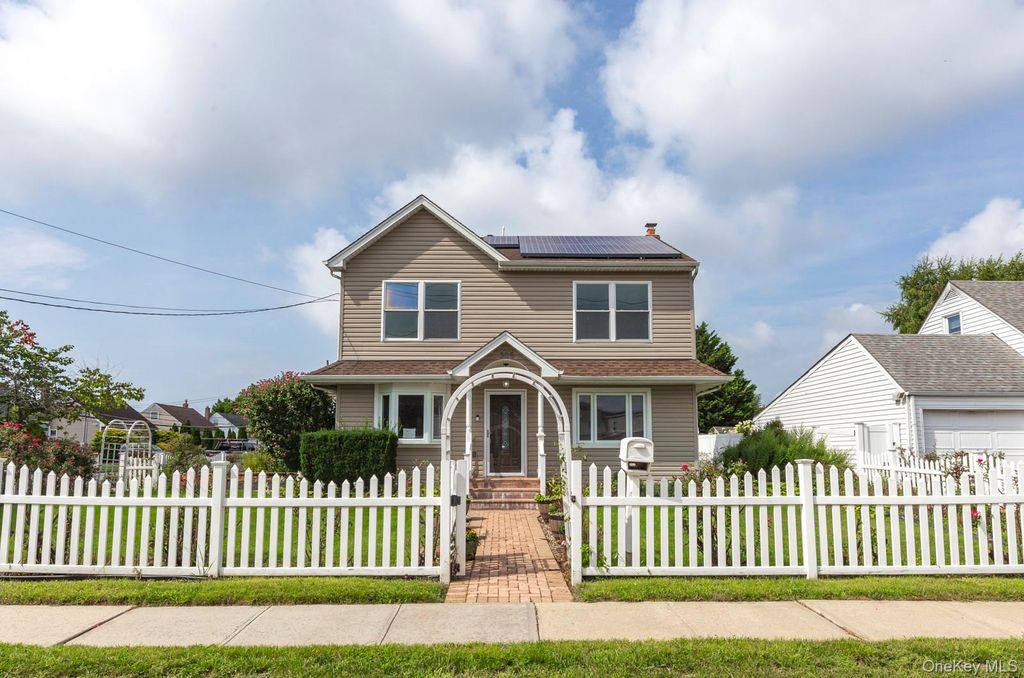 305 S Strong Avenue, Copiague, NY 11726 — photo 3