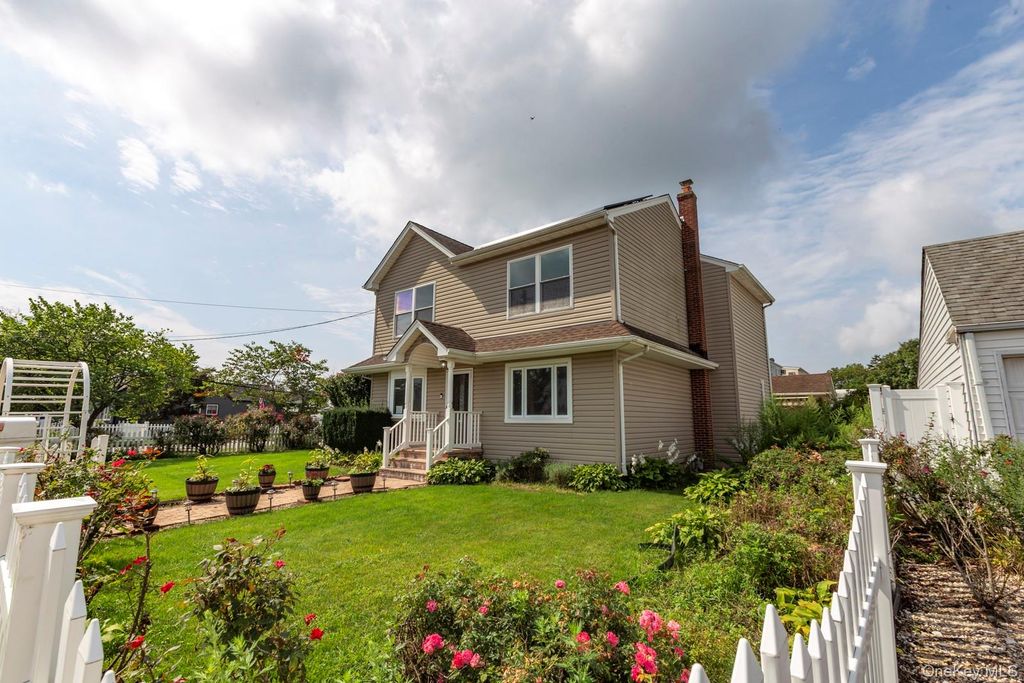 305 S Strong Avenue, Copiague, NY 11726 — photo 4