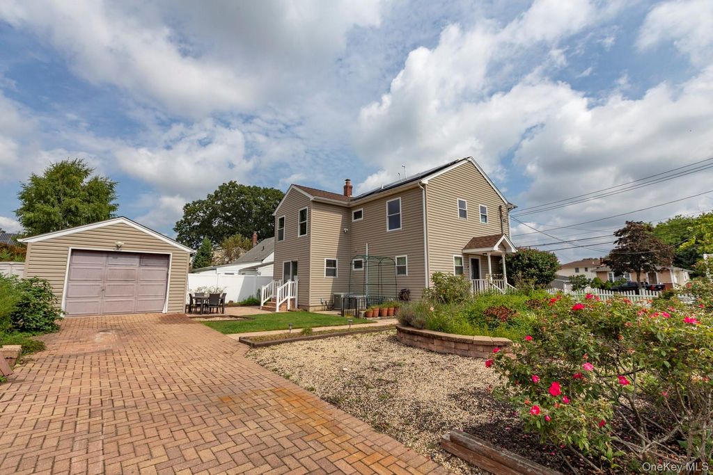 305 S Strong Avenue, Copiague, NY 11726 — photo 5