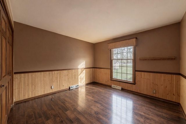 842 N 400 E, Valparaiso, IN 46383