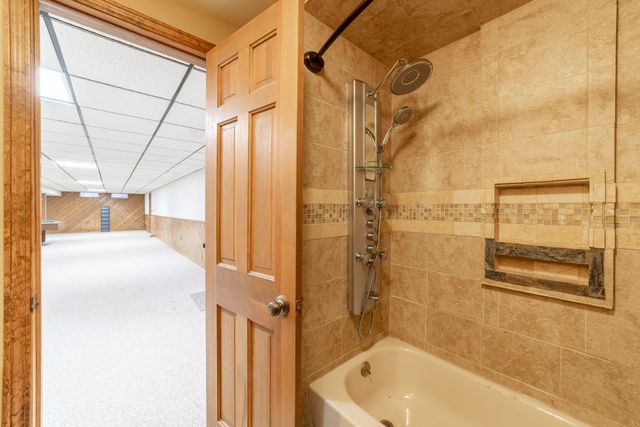 842 N 400 E, Valparaiso, IN 46383