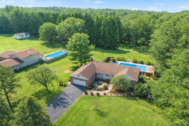 842 N 400 E, Valparaiso, IN 46383