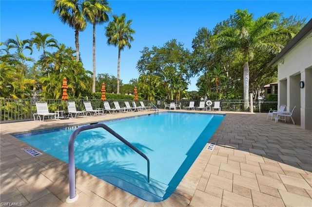 300 Diamond CIR 302, Naples, FL 34110