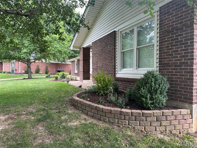 8 Sunnybrae Court, Ballwin, MO 63011