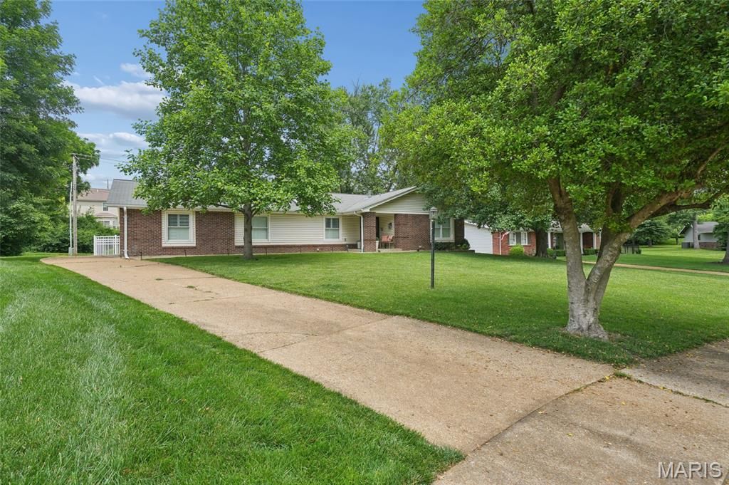 8 Sunnybrae Court, Ballwin, MO 63011