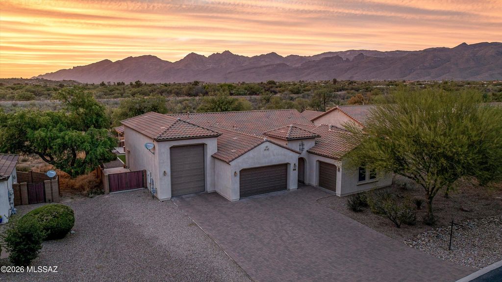 2447 N Wychwood Court, Tucson, AZ 85749