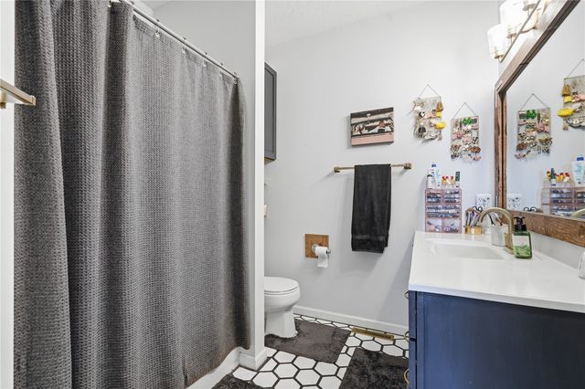 2413 Radcliffe Drive SW, Cedar Rapids, IA 52404